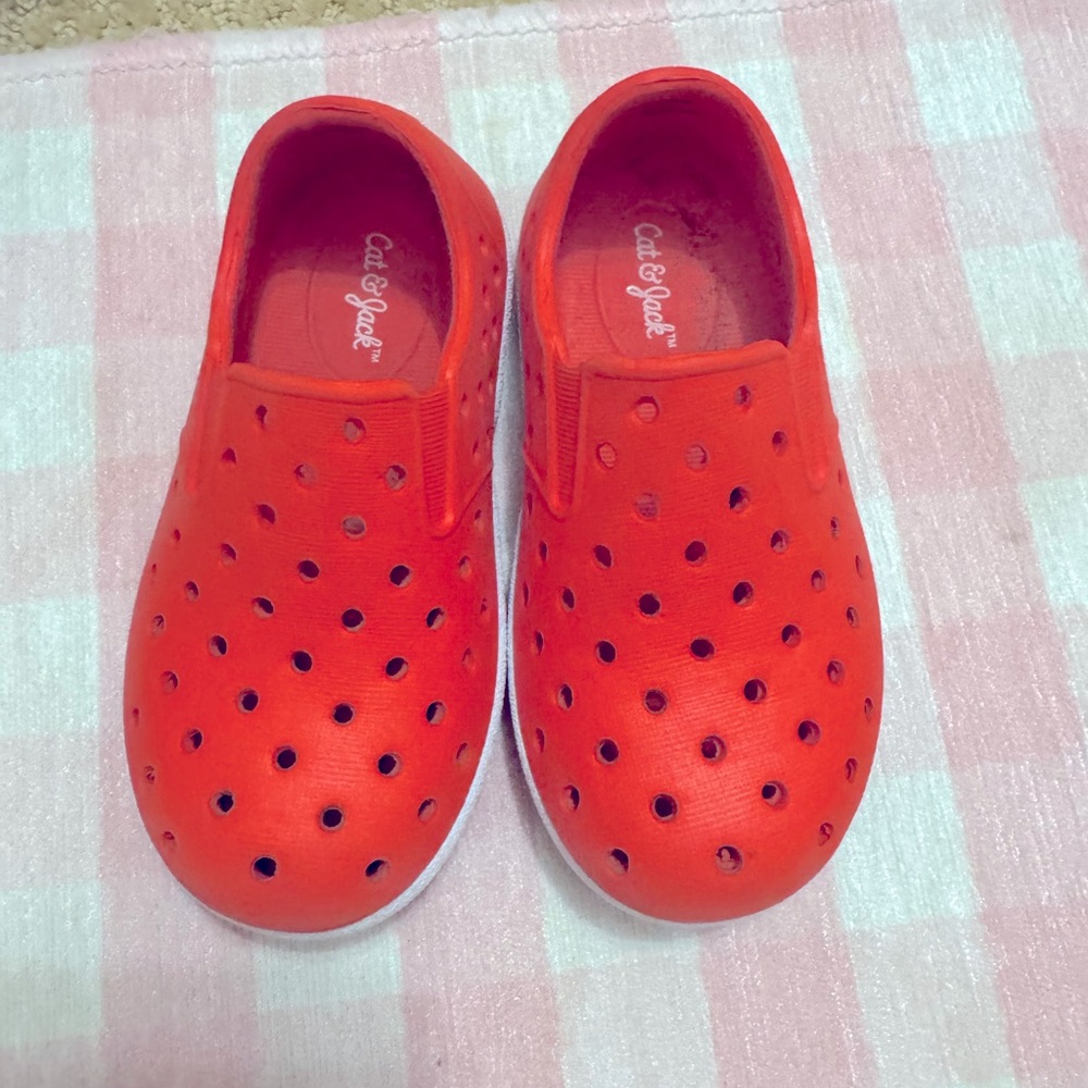 Cat & Jack. Size 6